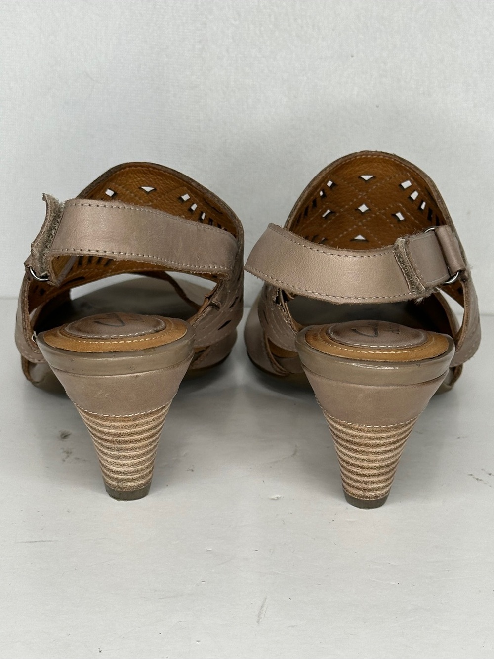 Clarks Artisan Jenness Energy Taupe Cutout Slingback Sandals Peep Toe Boho Sz7.5 - Picture 2 of 10
